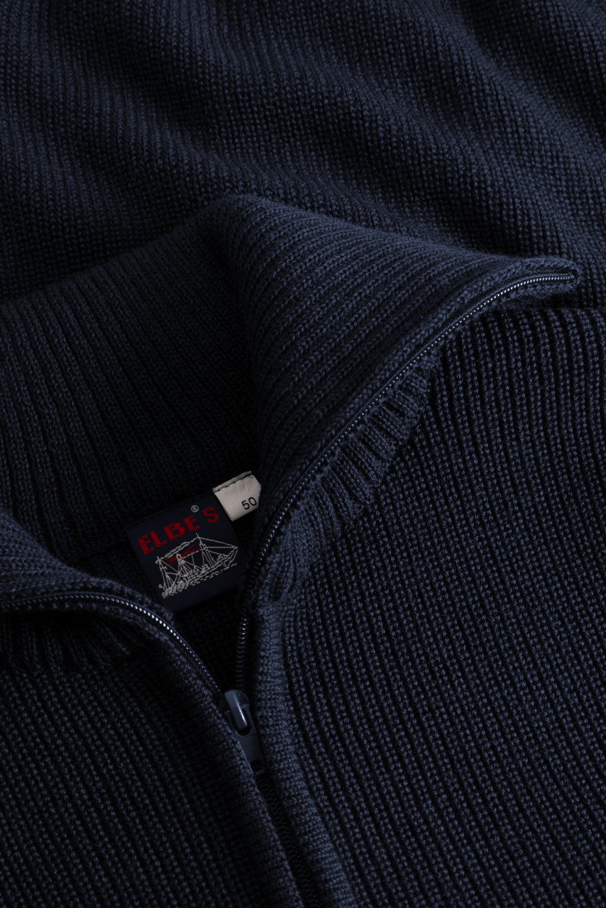 Detailansicht von Troyer-Strickjacke II, S-Skipper Blau für Herren von ELBE-Troyer