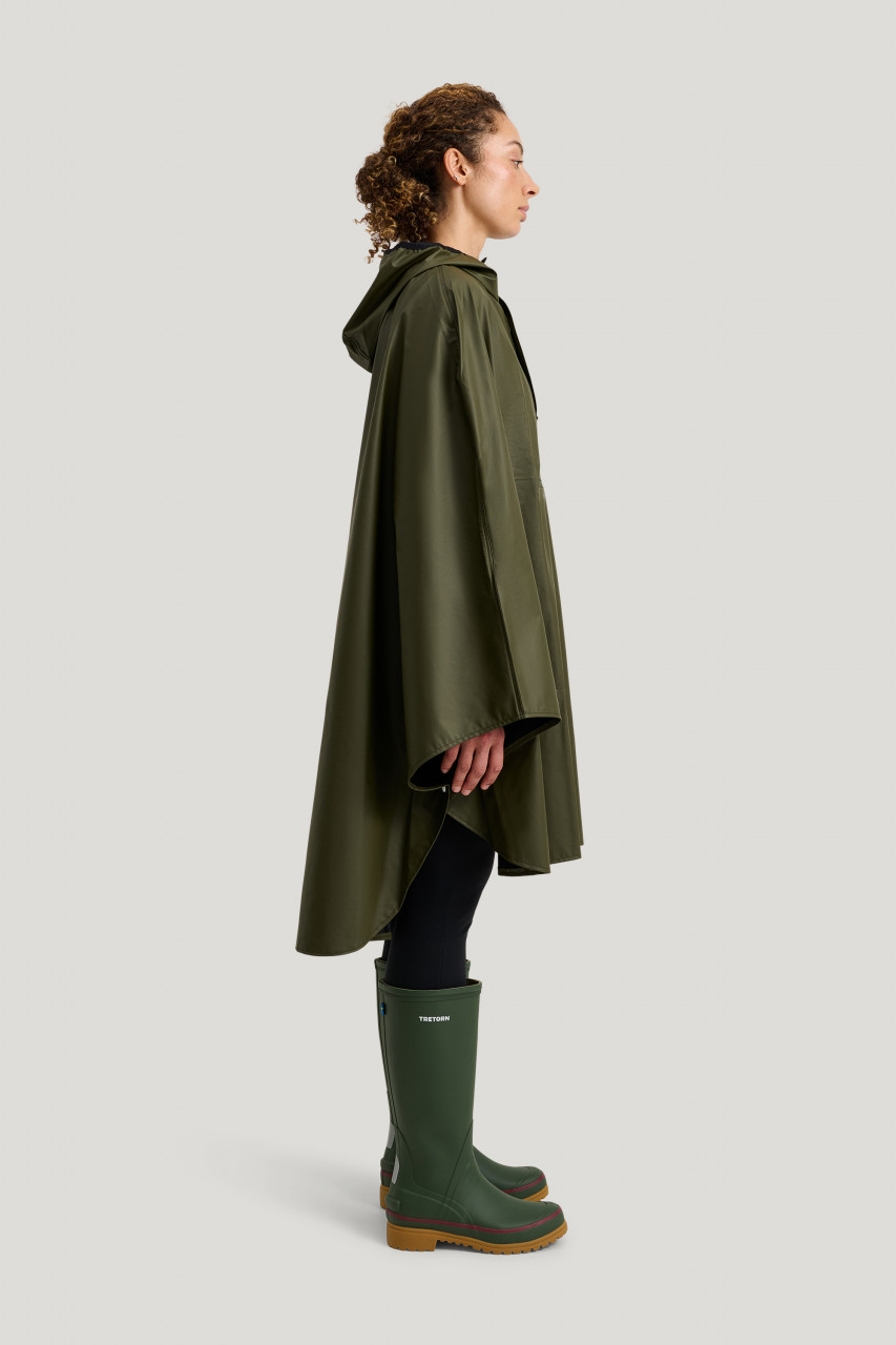 Frau trägt oliv grünes Regenponcho  - Seite  - 6