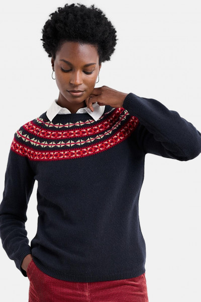 Frau trägt Pullover Blau Seas Edge von Seasalt Cornwall