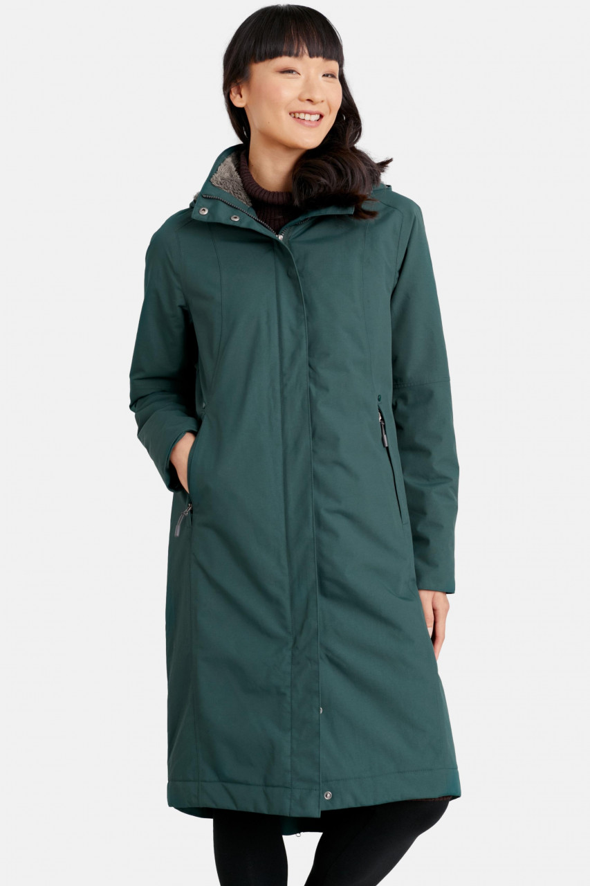 Model trägt Regenjacke Grün Janelle von Seasalt Cornwall