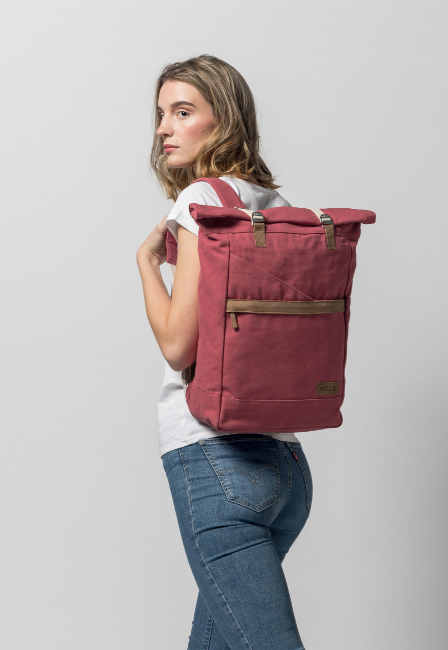 MELA Rucksack rosa - Weibliches Model - Seite