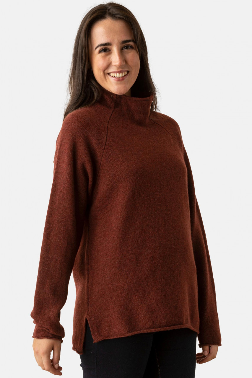 Model trägt Pullover Braun Corry Raglan von ERIBE