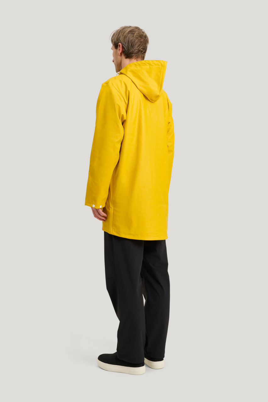 Männliches Model trägt eine Regenjacke gelb von Tretorn  - Rückseite  - 6