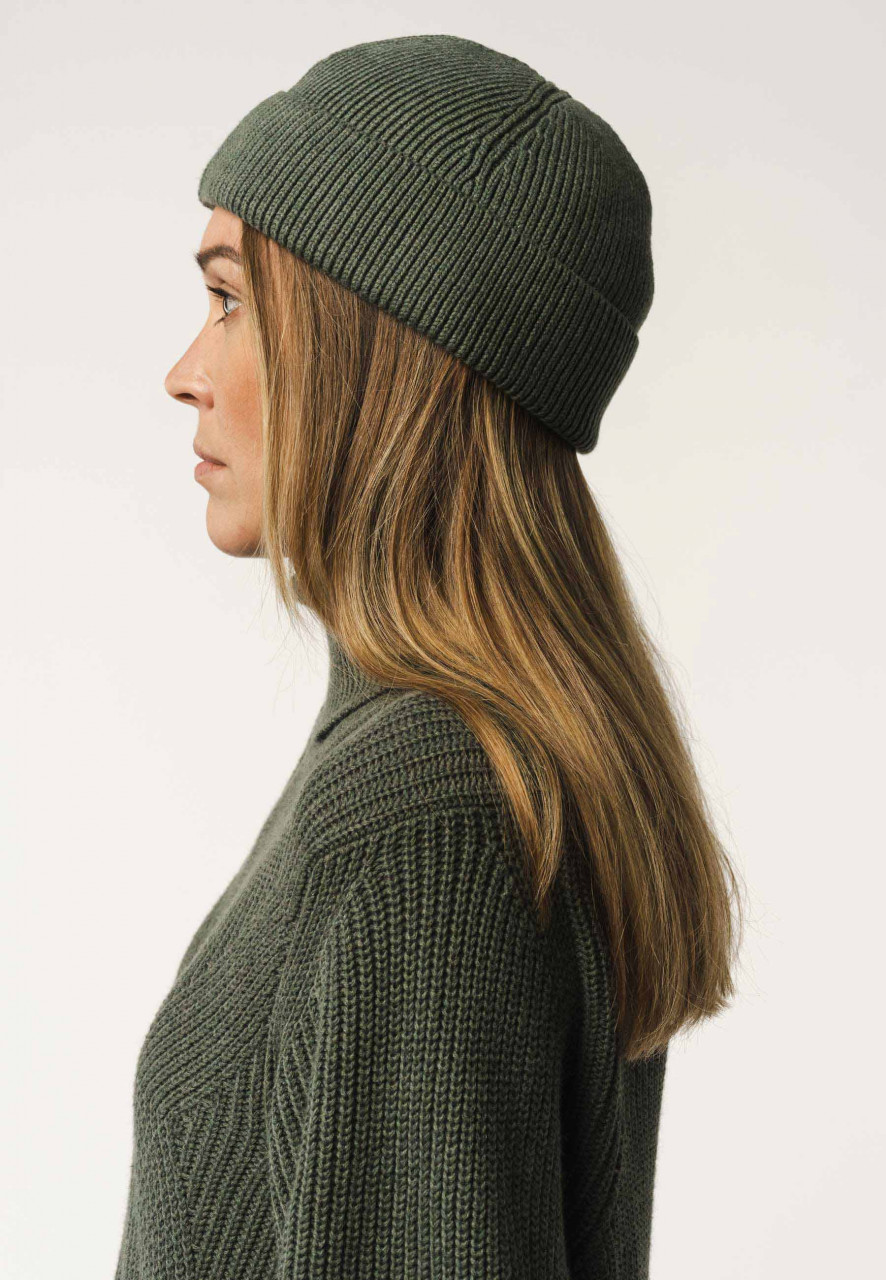 MELA Strickmütze grün  - Weibliches Model - Seitlich