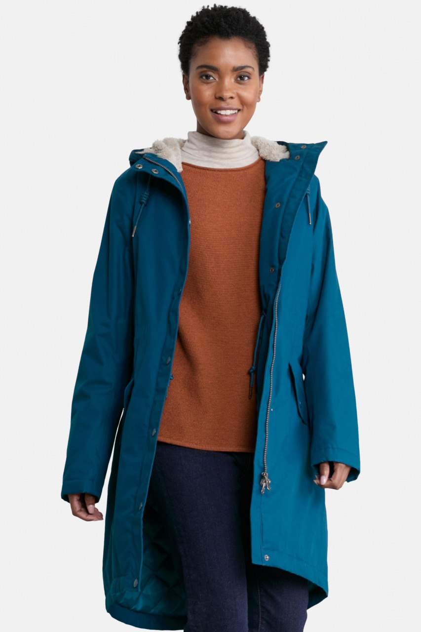 Model trägt Regenjacke türkis