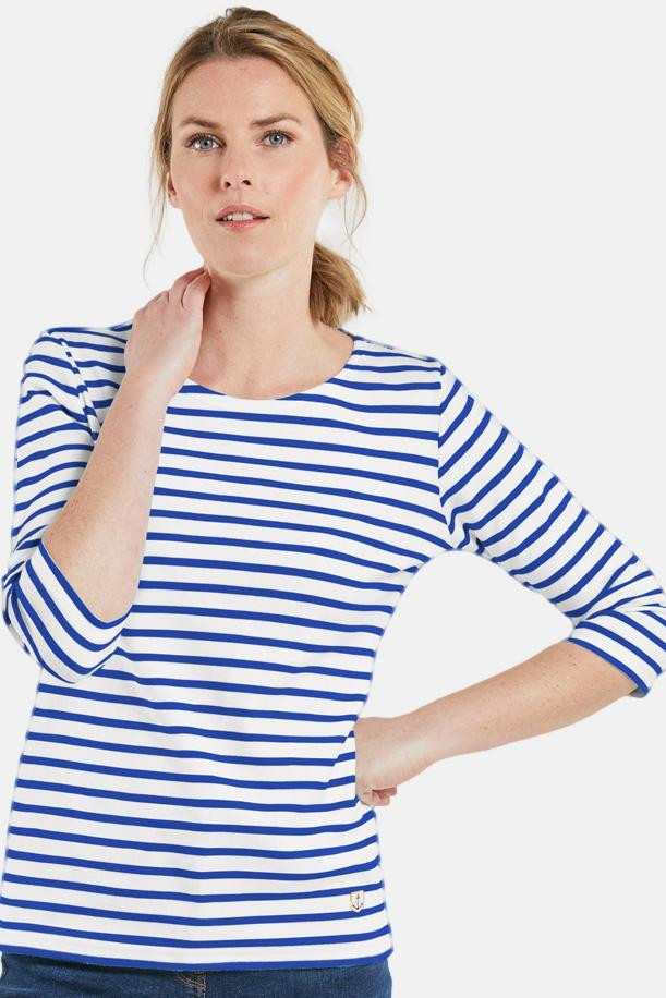 Model trägt Streifenshirt Weiß Sternblau Gestreift Guérande von Armor Lux