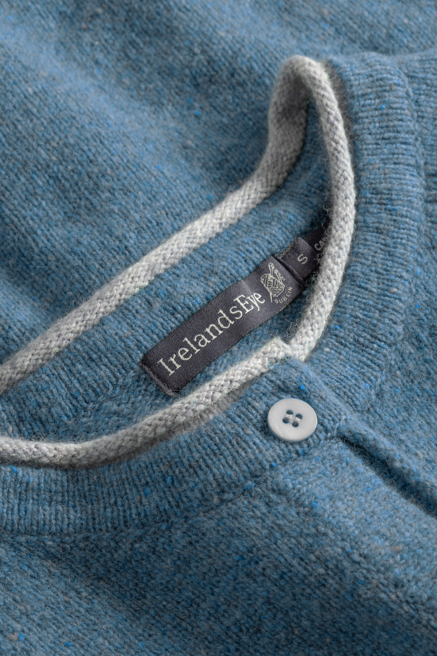 Detailansicht von Strickjacke Killiney Blau für Damen von IrelandsEye