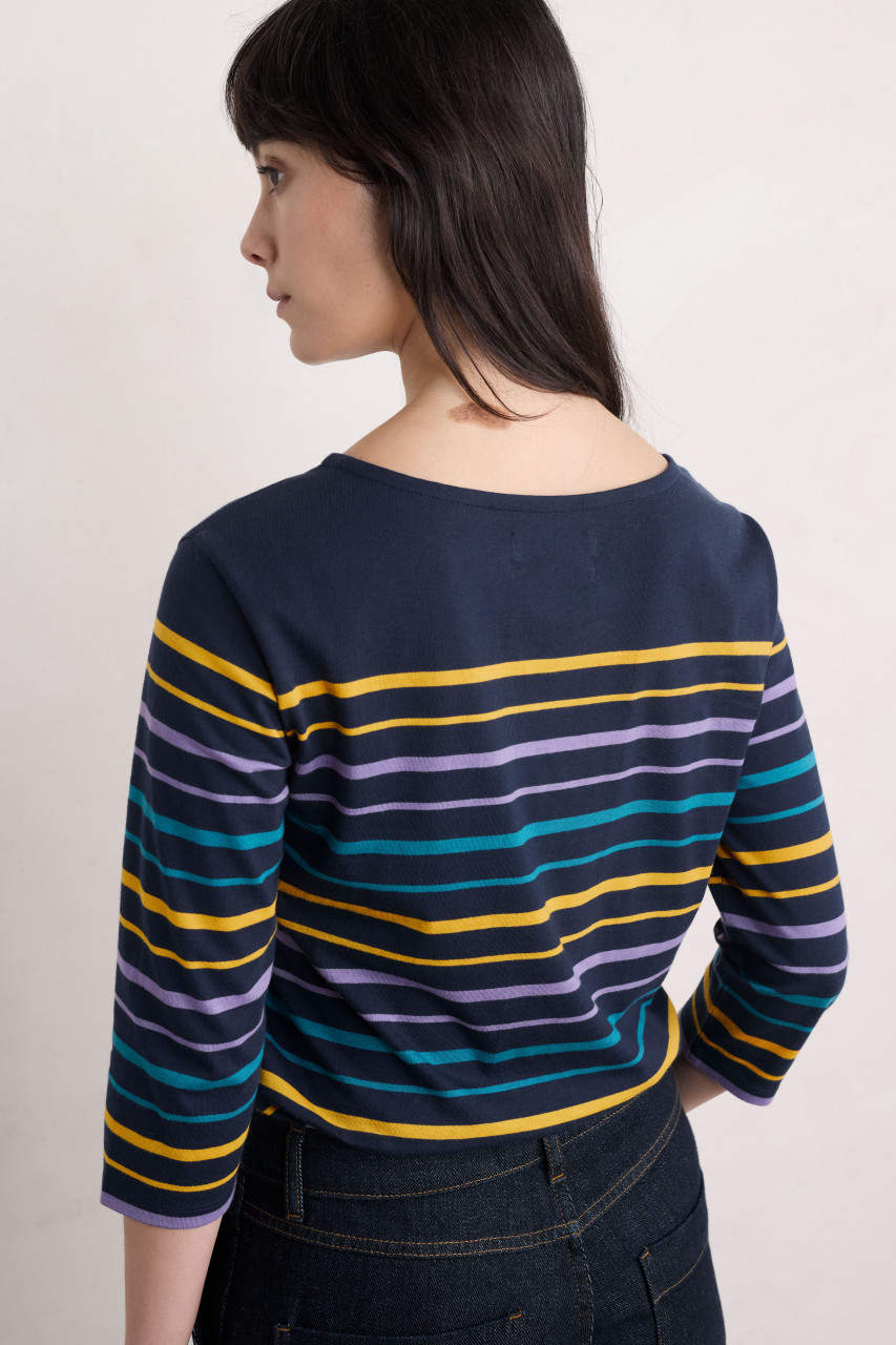 Model trägt ein blaues Streifenshirt Damen von Seasalt Cornwall - Rückseite