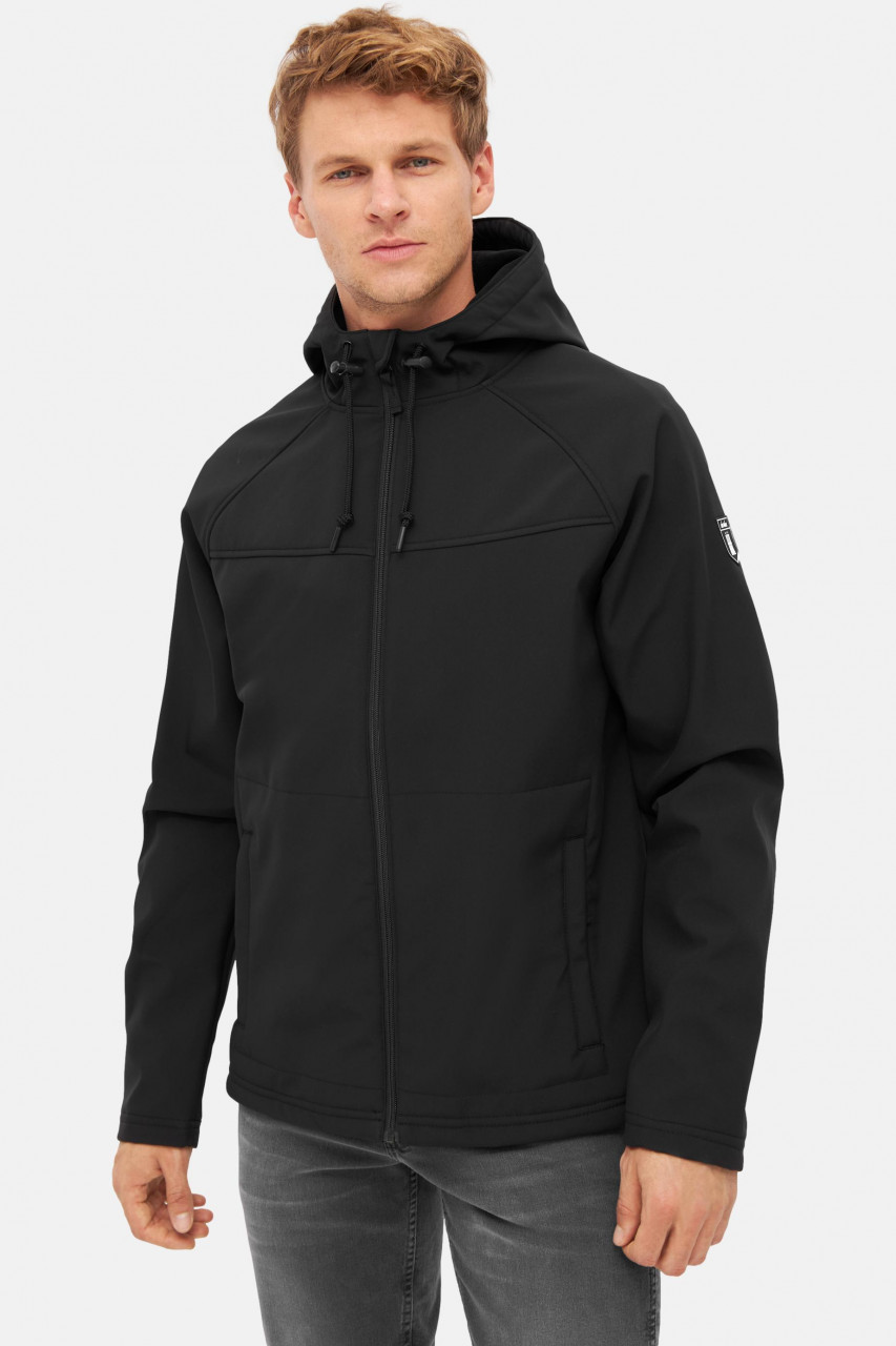Model trägt Softshell Jacke Schwarz Isleby von derbe