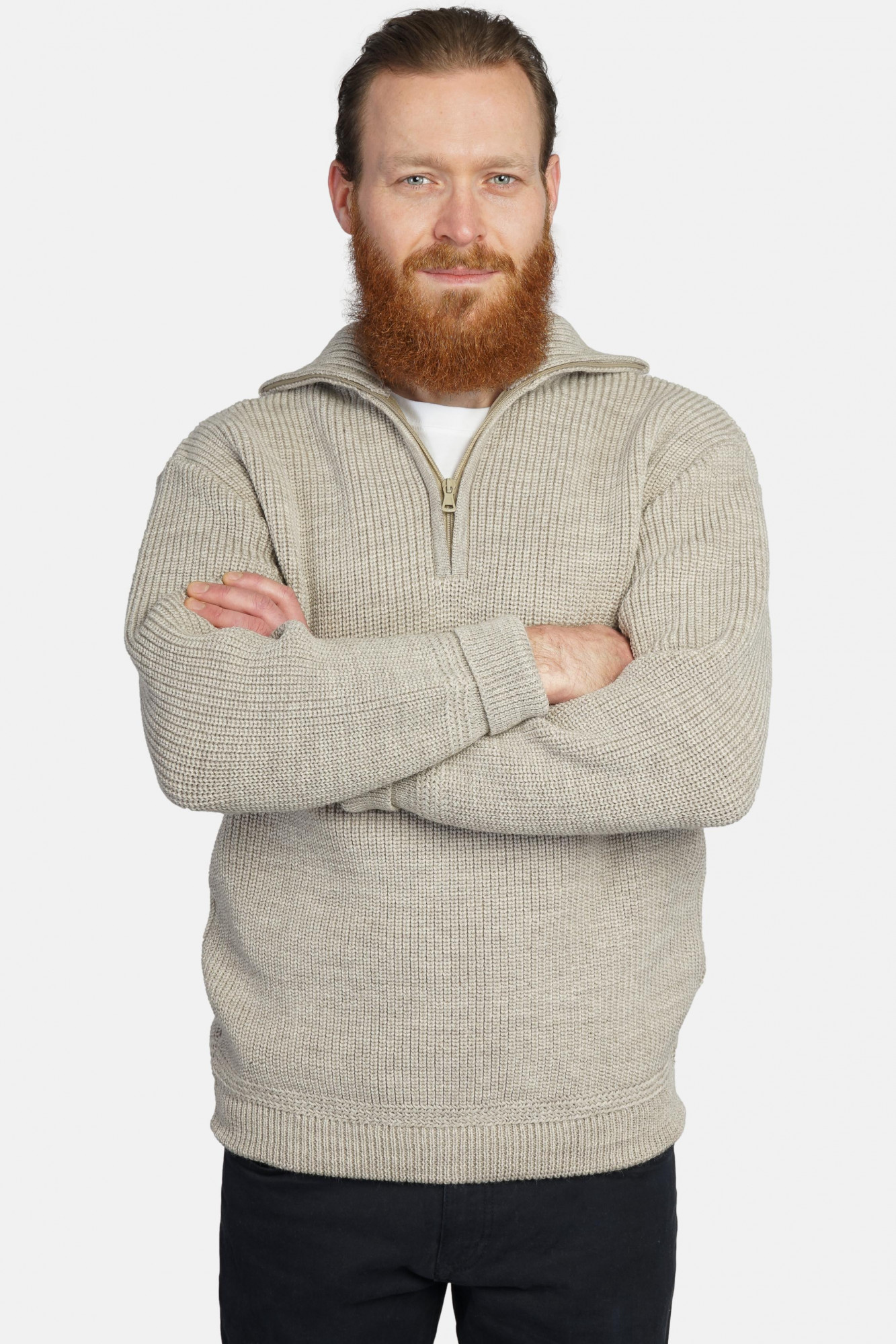 Model trägt Troyer Beige Wolle von Hanseheld