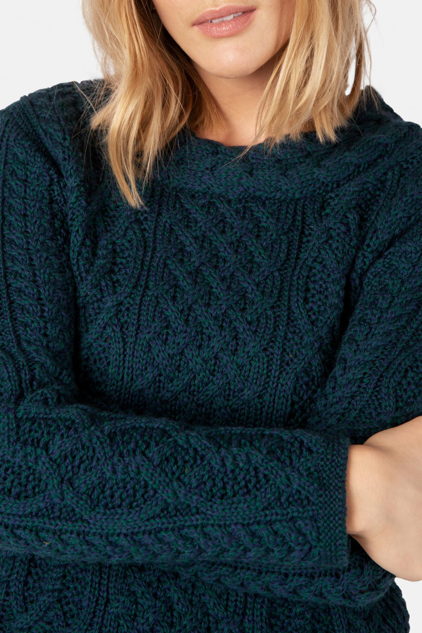 Weibliches Model trägt Damen Aran Pullover