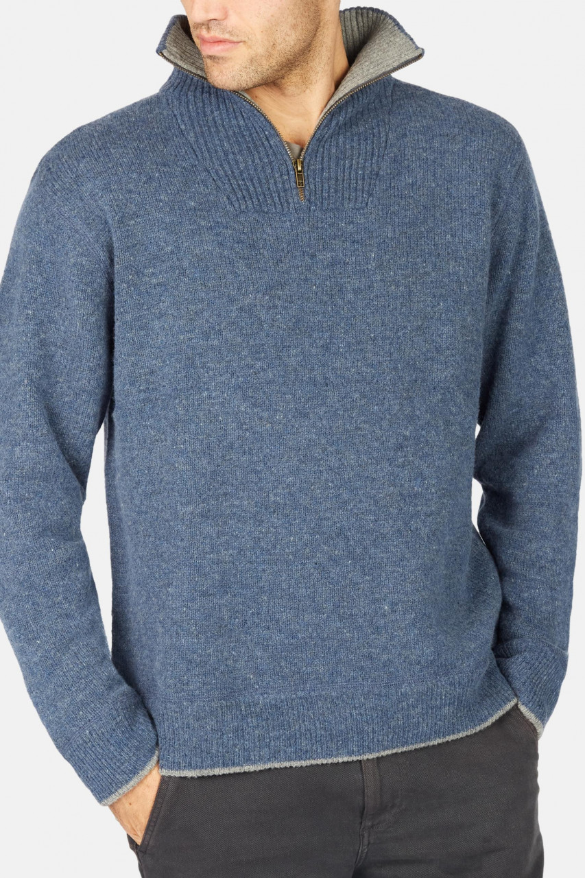 Mann trägt Troyer Anthrazit Halfzip von IrelandsEye