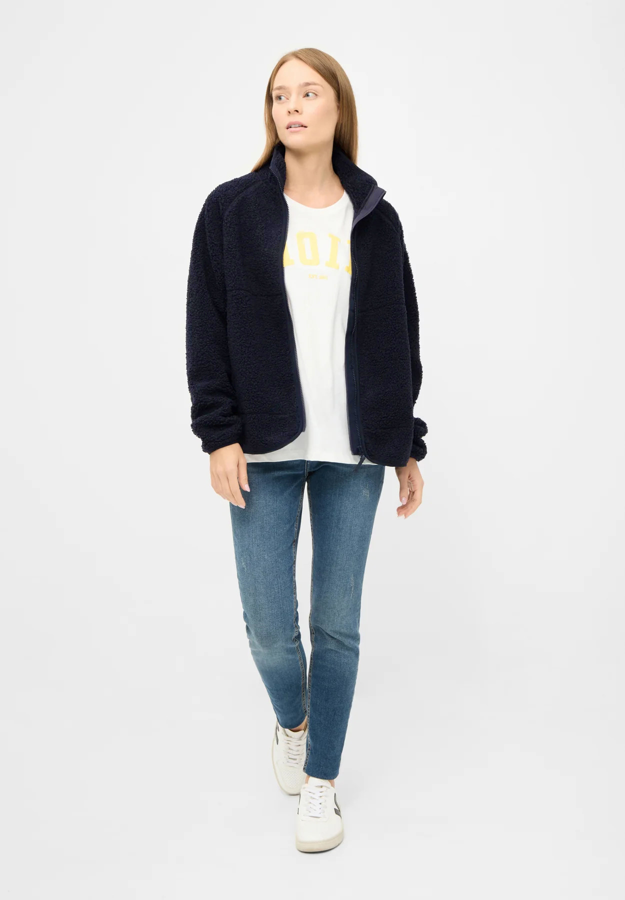 Frau trägt Damen Flecejacke