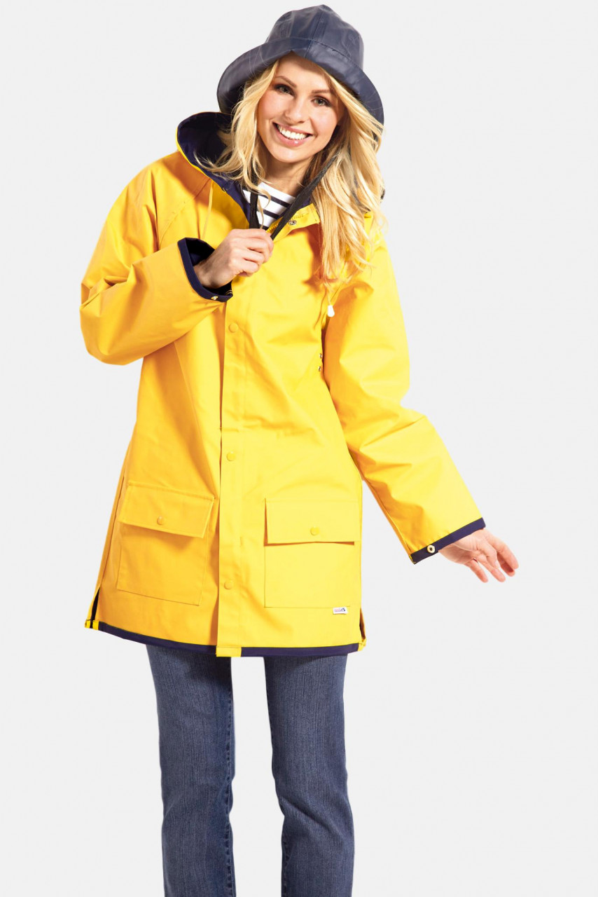 Weibliches Model trägt einen gelben Friesennerz Unisex von modAS