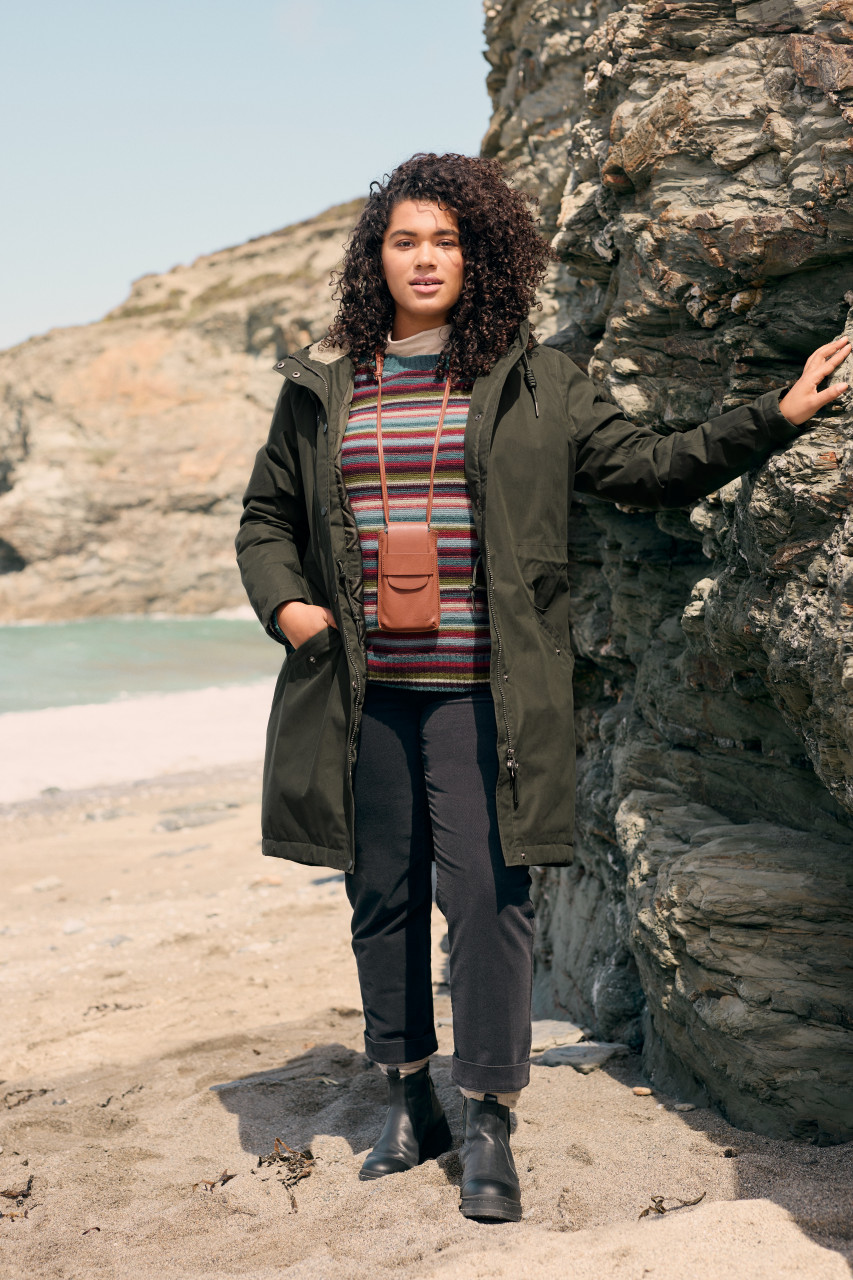Weibliches Model trägt Regenjacke grün Outdoor Mood-Bild