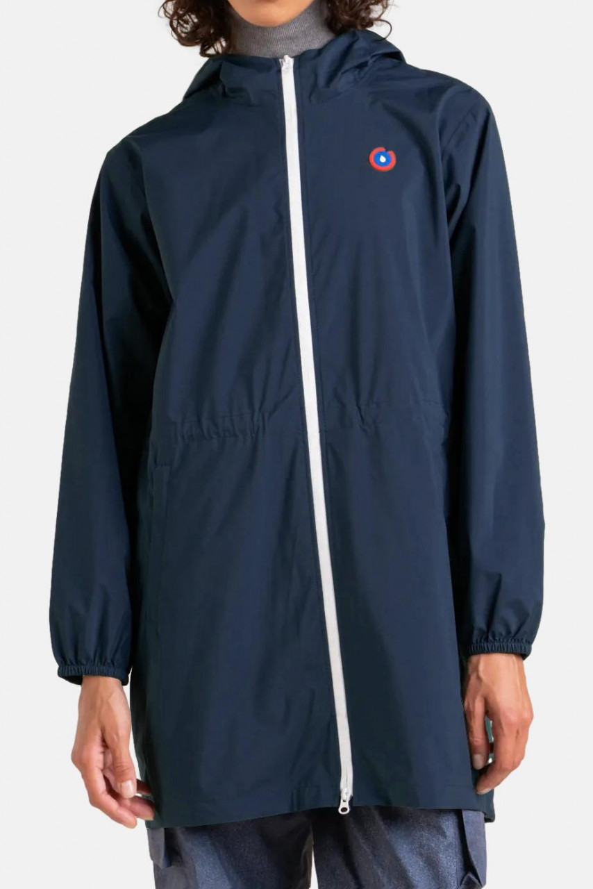 Weibliches Model trägt eine Regenjacke