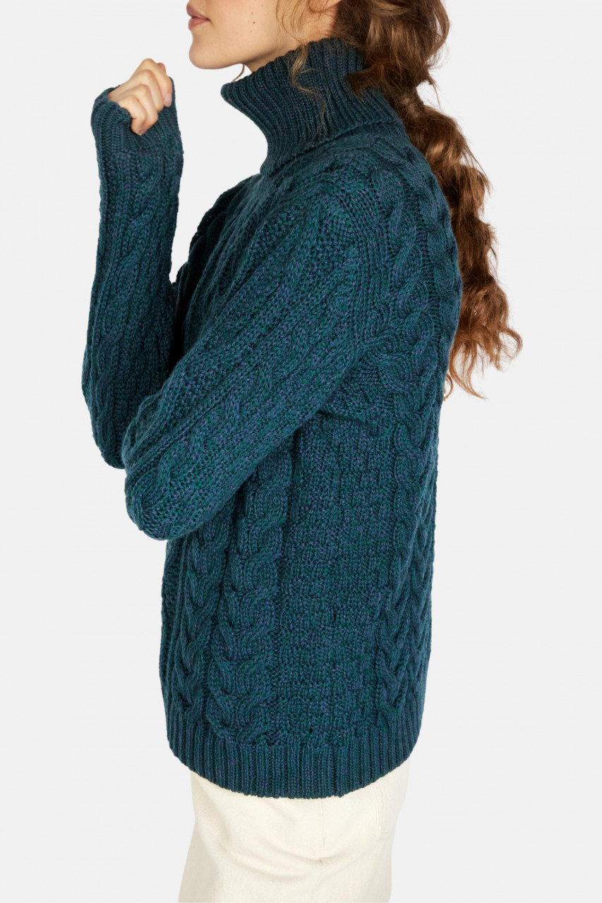 Model trägt Aran Pullover petrol atlantic blue  - Seitenansicht