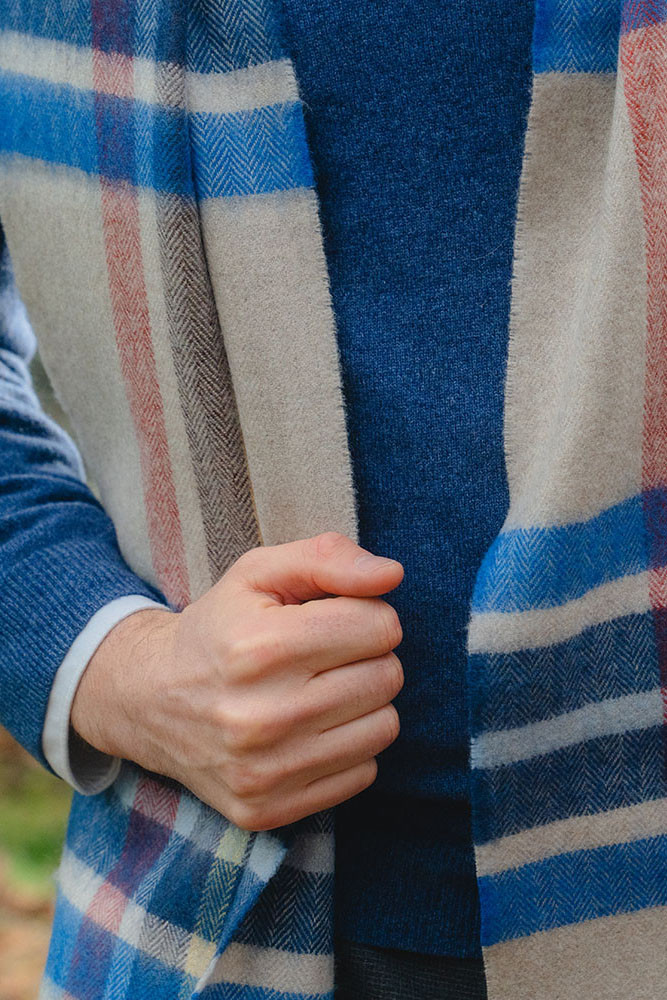 Männliches Model trägt Schal beige Outdoor Mood-Bild