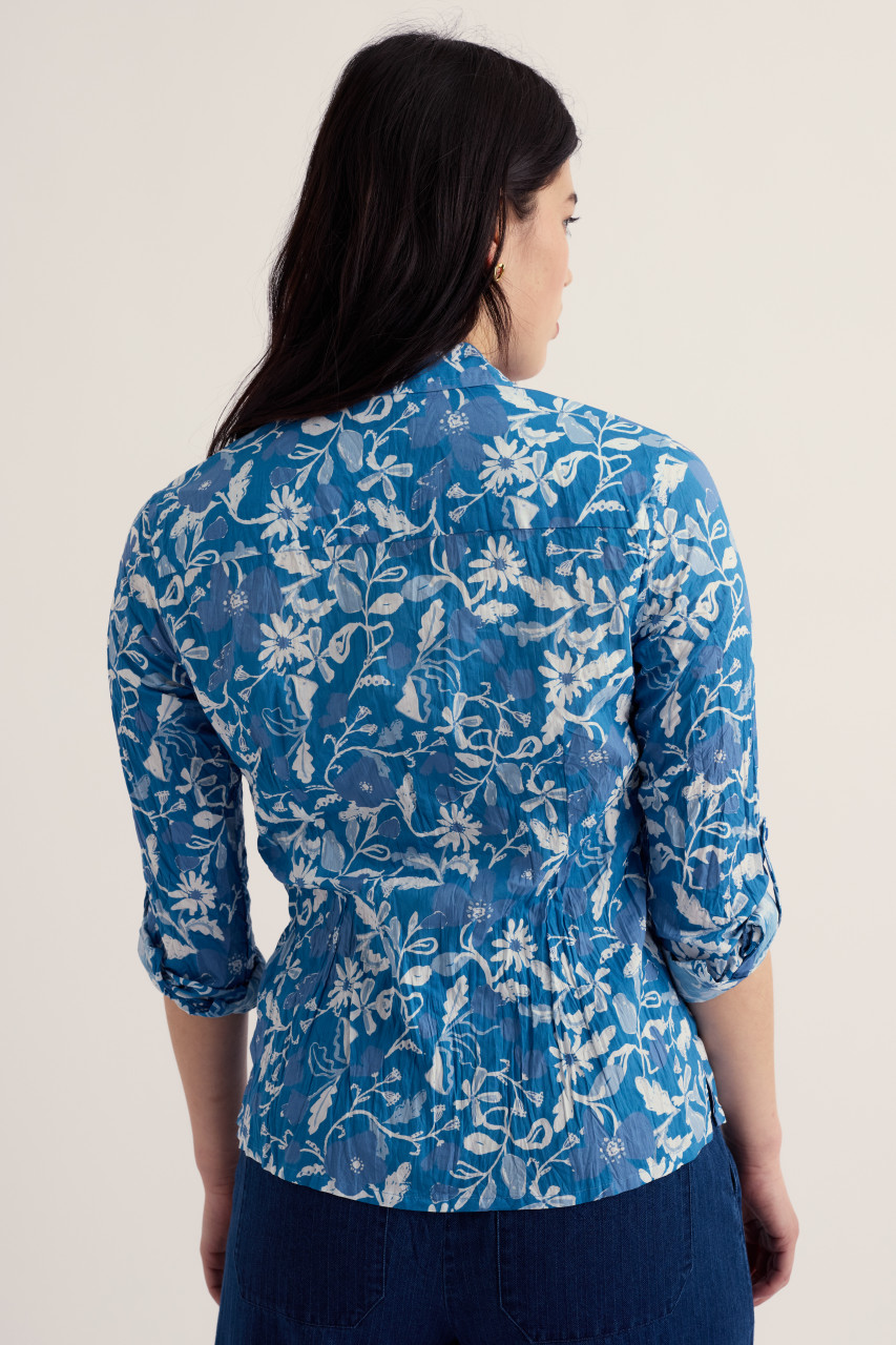 Weibliches Model trägt Damen Bluse - Seitlich