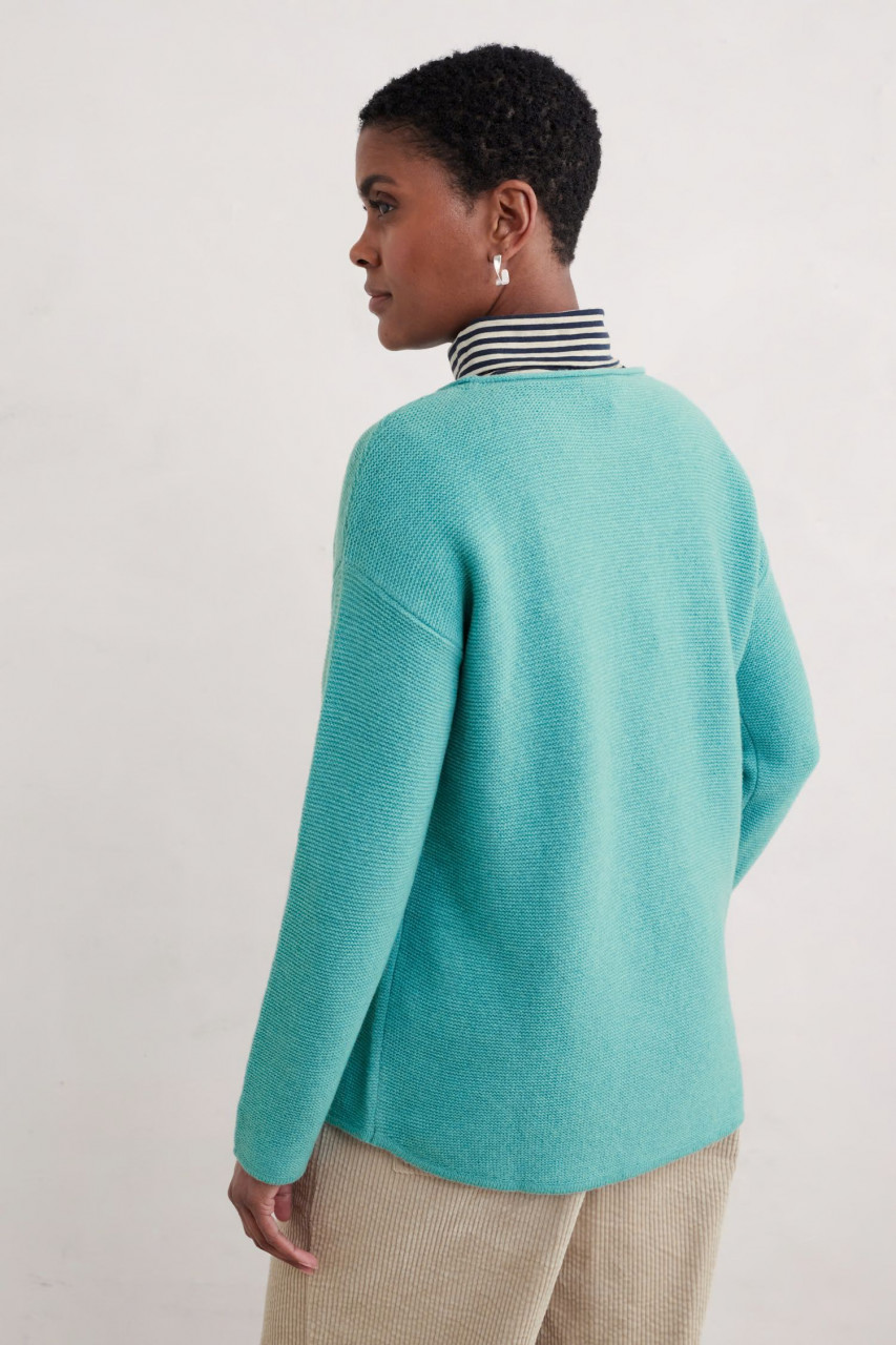 Weibliches Model trägt einen türkisen Strickpullover Damen von Seasalt Cornwall - Seitlich
