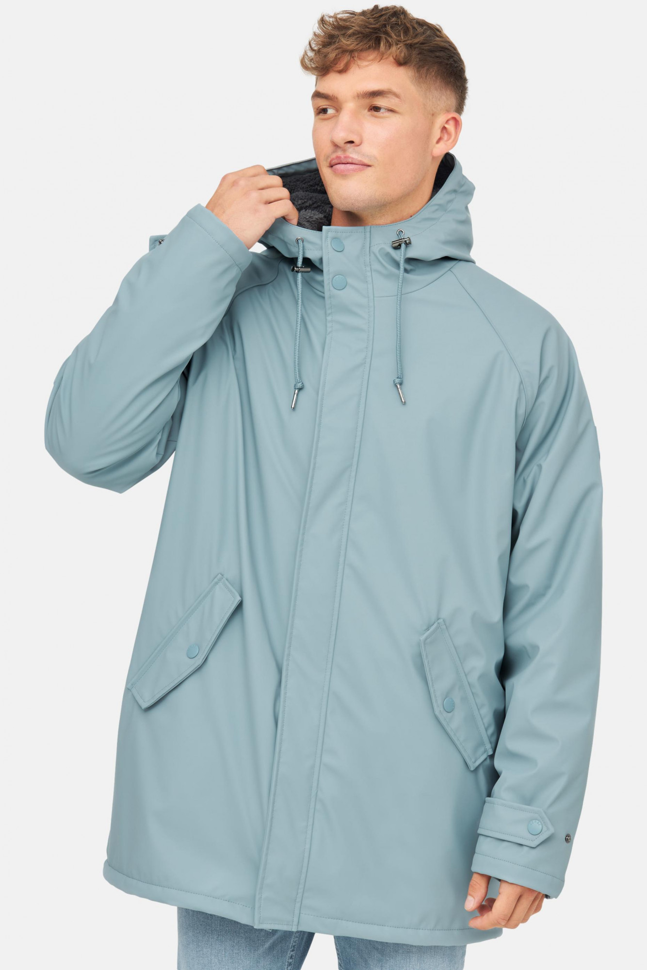 Männliches Model trägt Regenjacke Blau Trekholm AS von derbe