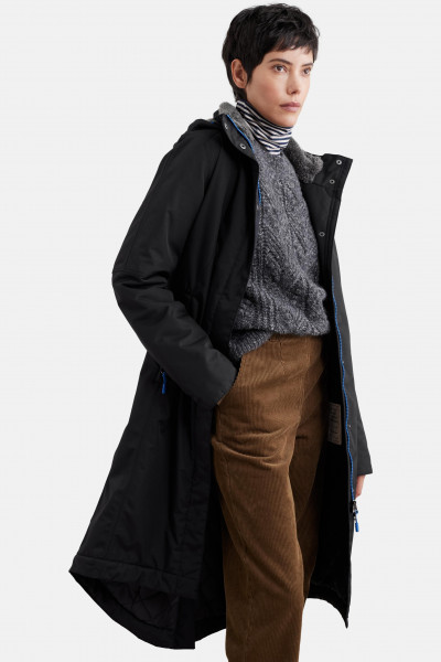 Model trägt Regenjacke Schwarz Janelle von Seasalt Cornwall - Seitlich