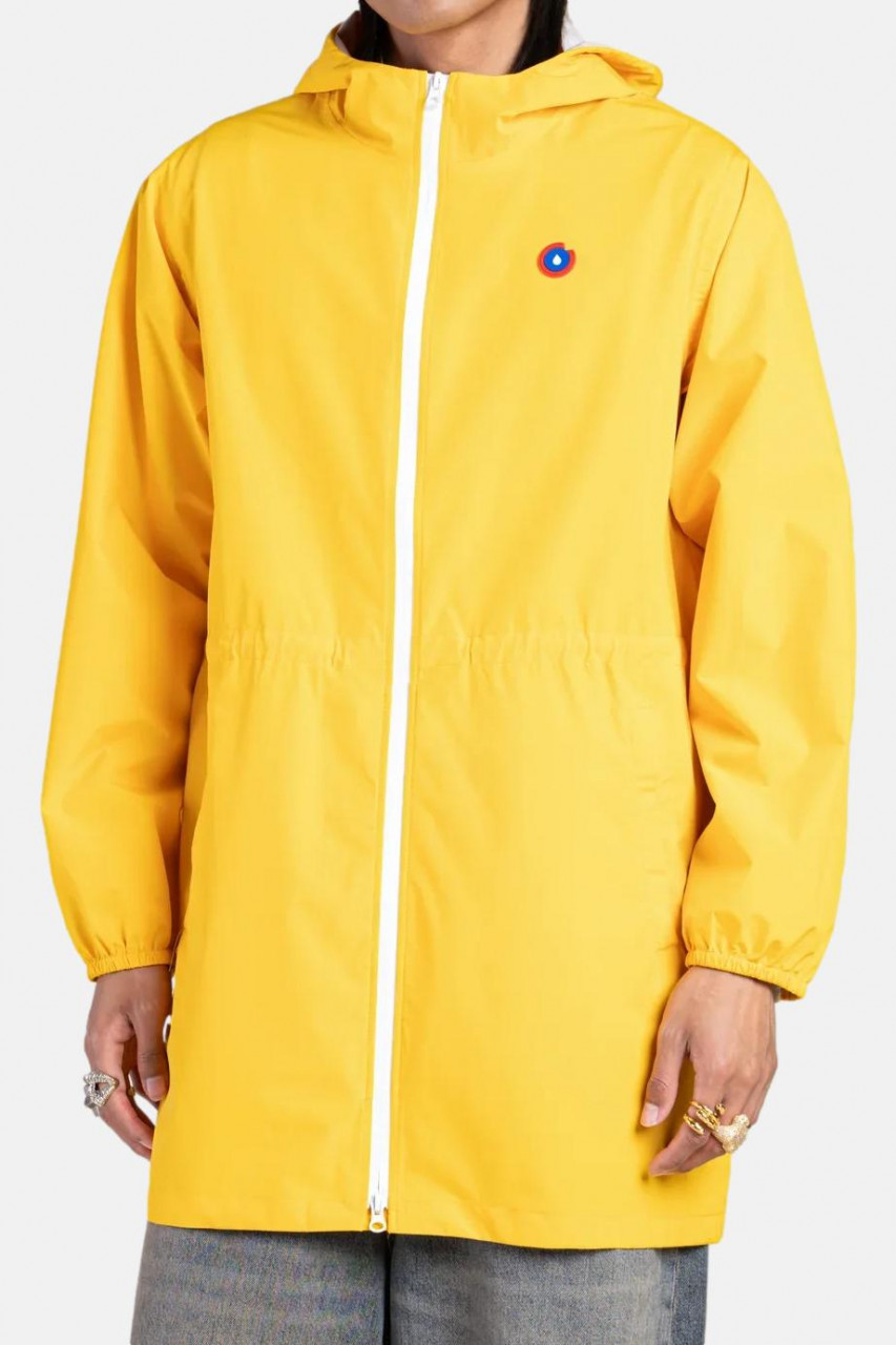 Weibliches Model trägt eine gelbe Regencape Unisex von Flotte