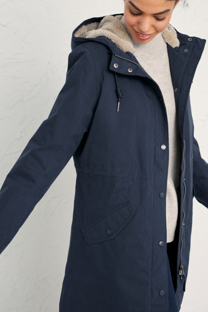 Model trägt blaue Regenjacke - Seite