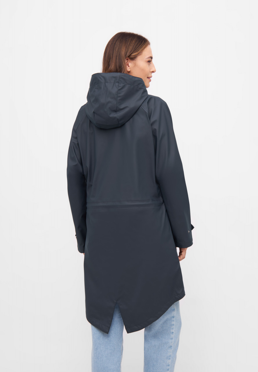 Frau trägt Regenjacke blau - Rückseite