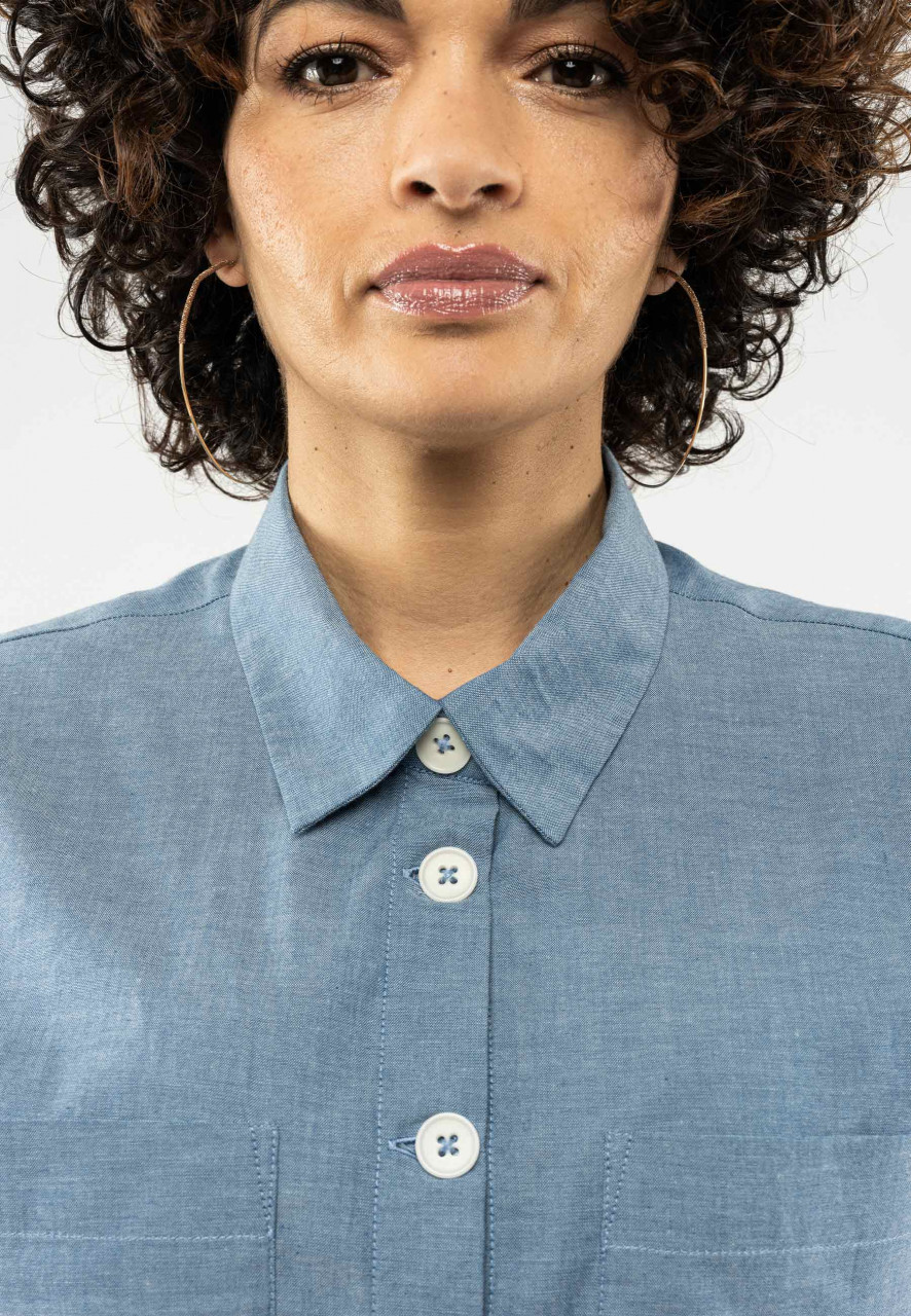Frau trägt einen blauen Jumpsuit Damen von MELA