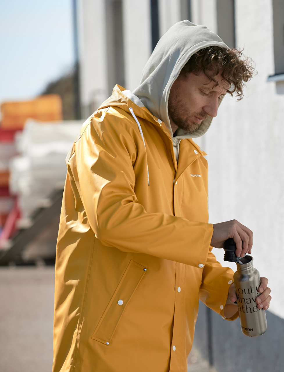 Regenjacke Unisex von Tretorn  - Mann Stimmungsbild draussen   - Seitenansicht