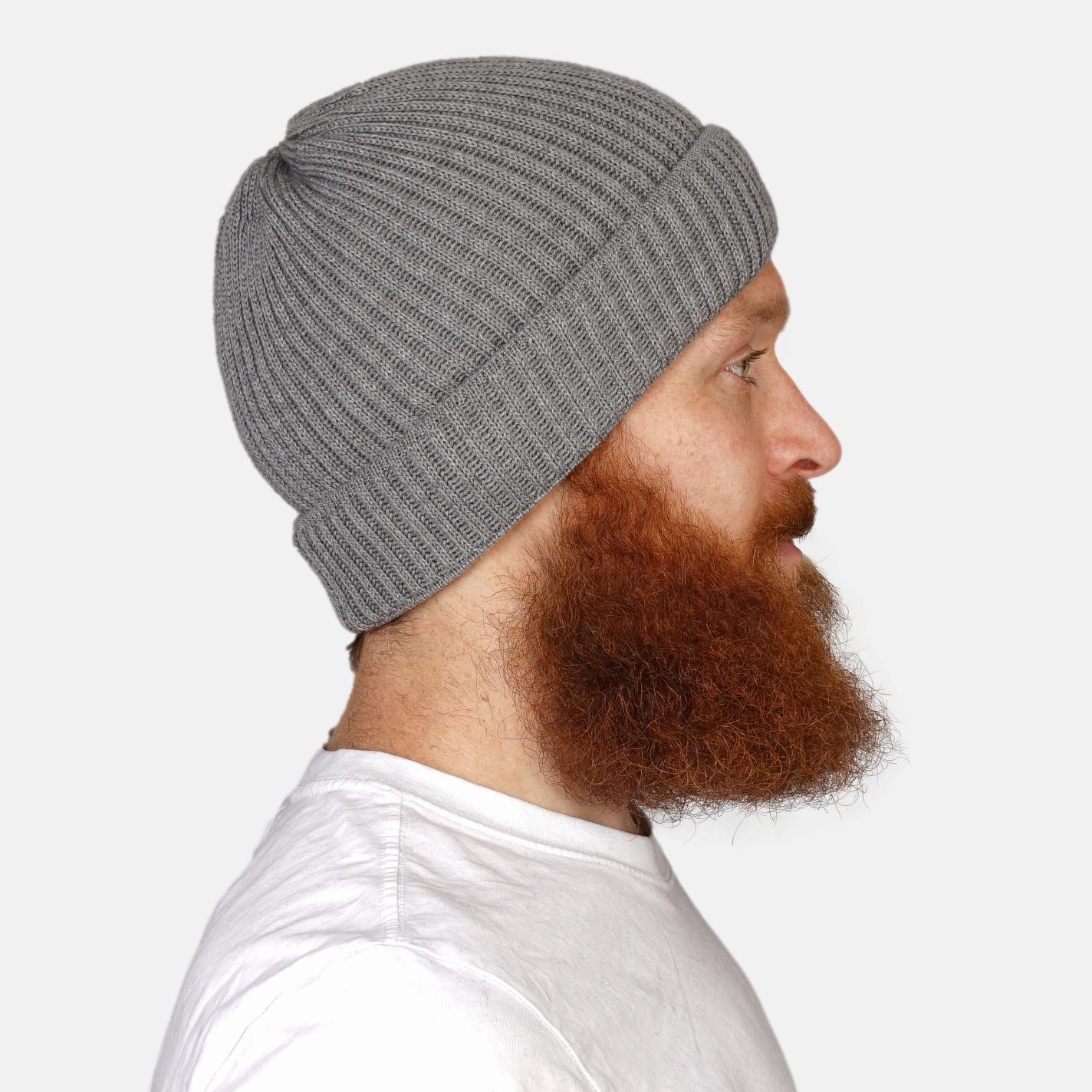 Model trägt Strickmütze Grau Rippstrick Merino von Hanseheld - Seitenansicht