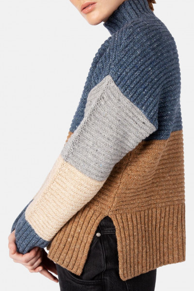 Frau trägt Pullover Mehrfarbig Iris von IrelandsEye - Seitlich