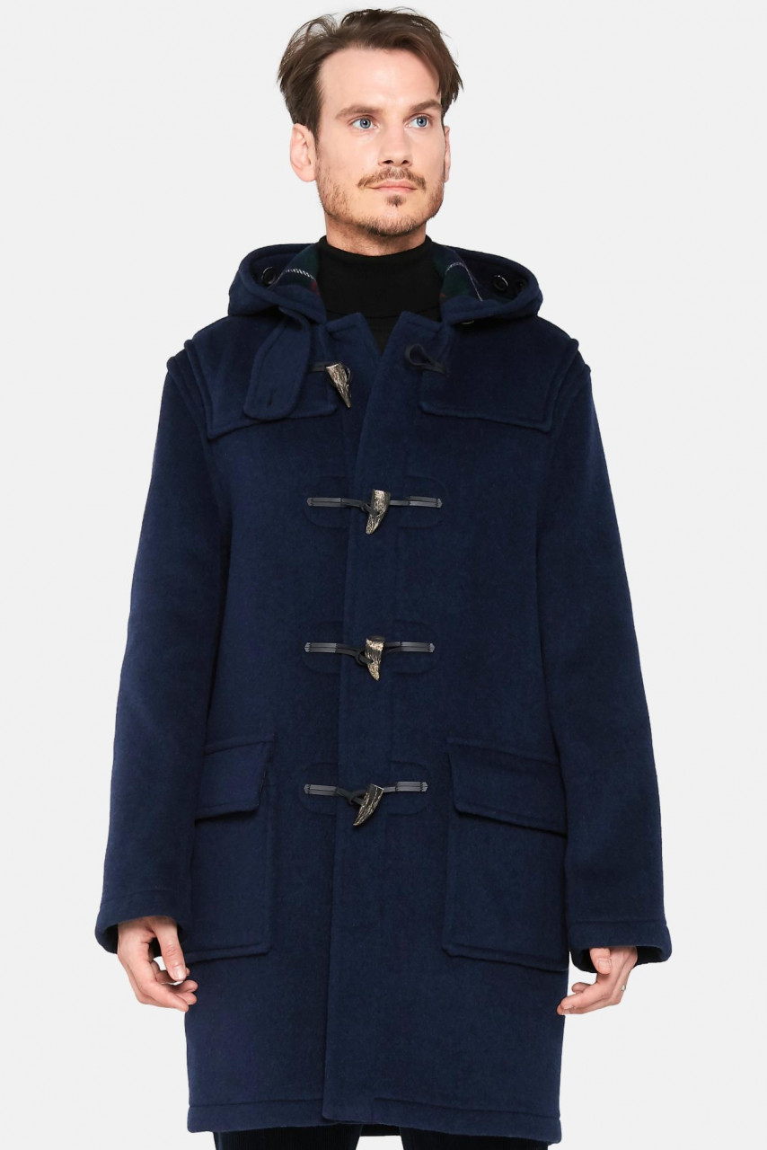 Männliches Model trägt Dufflecoat Blau von London Tradition