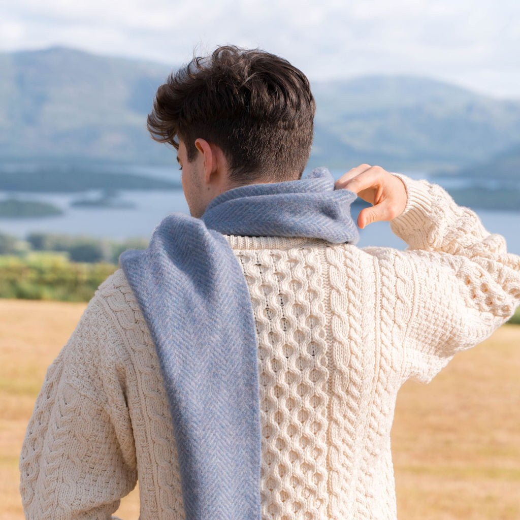 Männliches Model trägt einen blauen Schal Unisex von John Hanly Stimmungsbild draussen - Rückseite