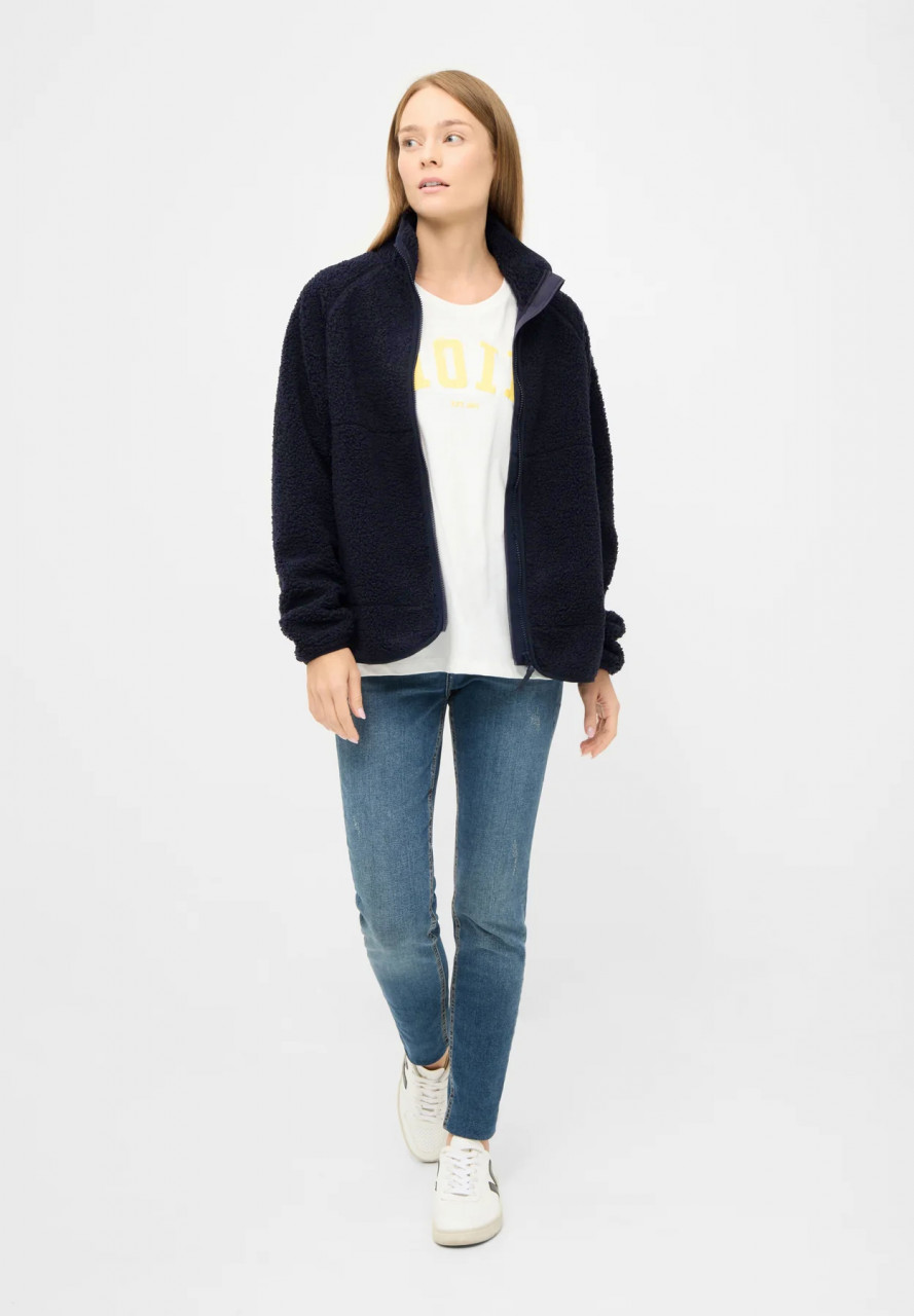 Frau trägt Damen Flecejacke