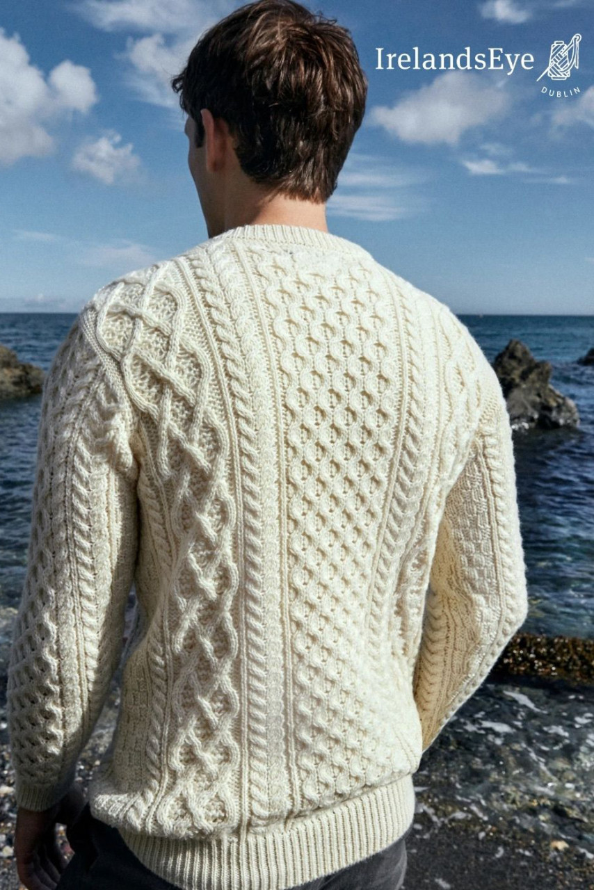 Herren Aran Pullover - Model Stimmungsbild draussen - Rückansicht