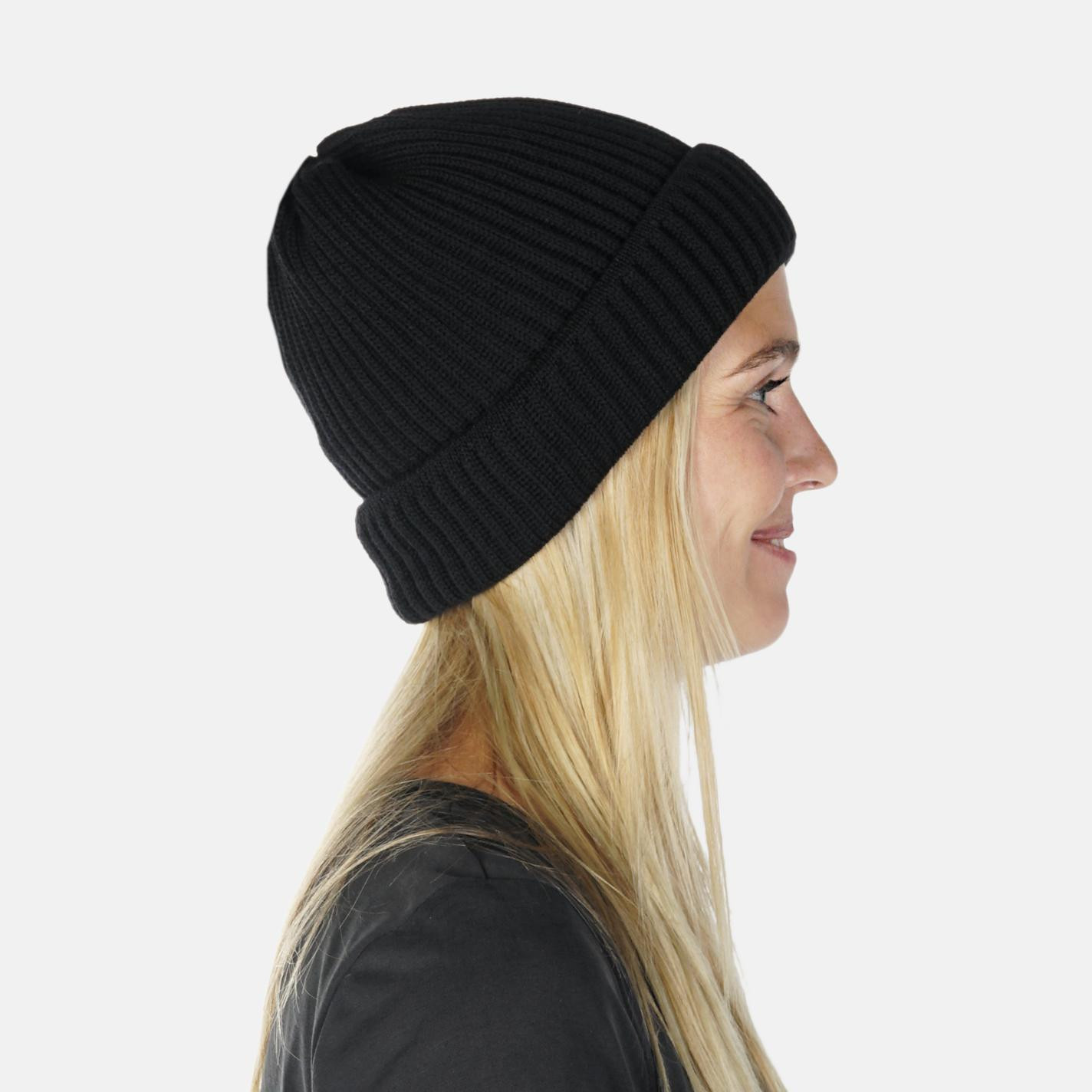 Model trägt eine Strickmütze schwarz von Hanseheld - Seitlich