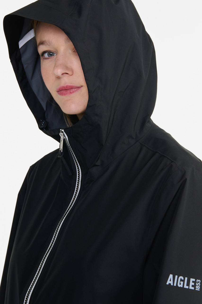Model trägt eine Regenjacke - Seite