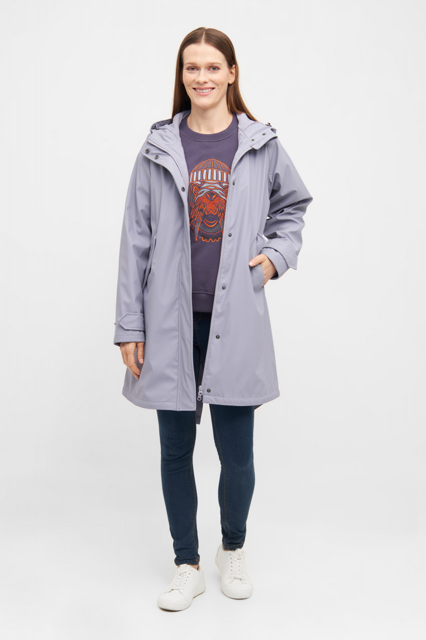 Model trägt violetten Regenjacke