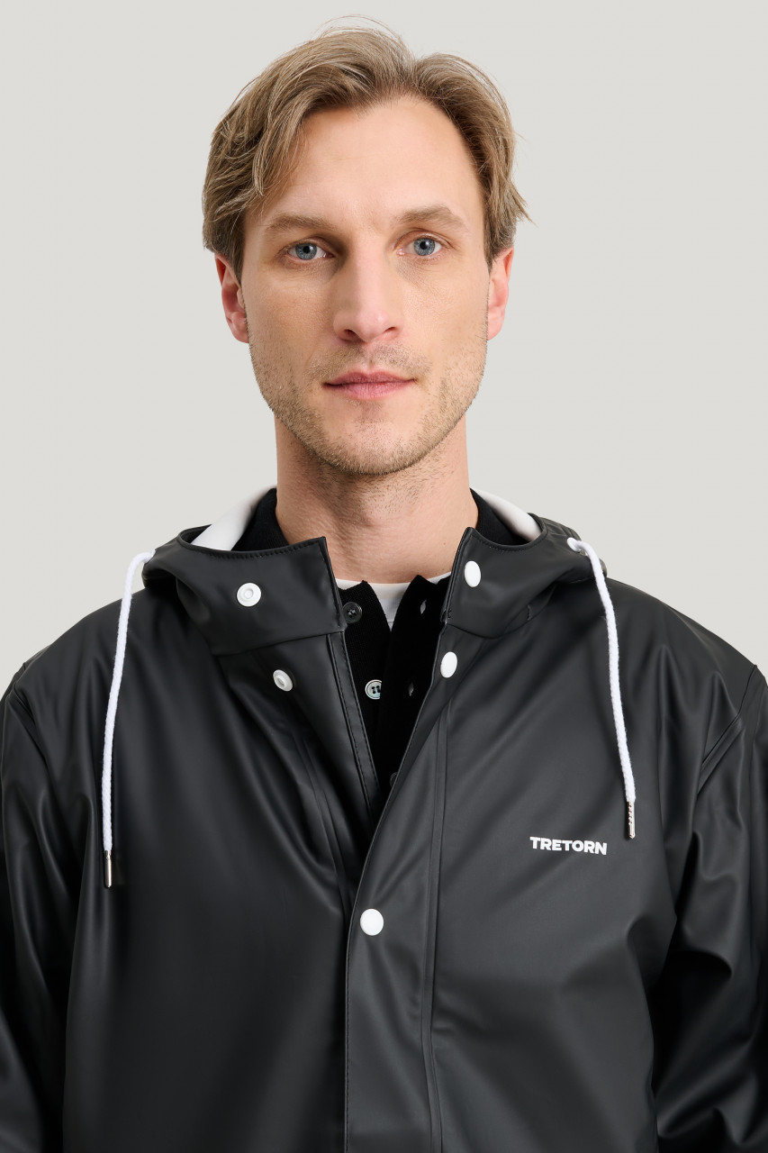 Regenjacke schwarz - Männliches Model