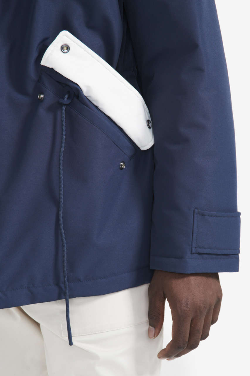 Männliches Model trägt blaue Regenjacke - Seite