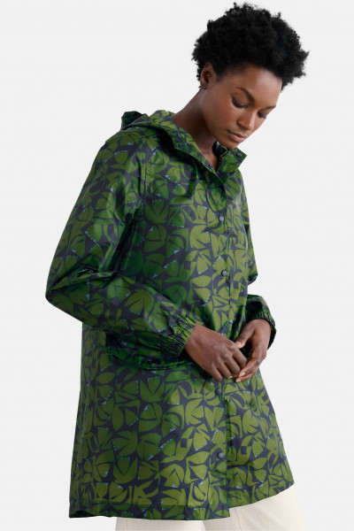 Weibliches Model trägt Regenjacke Grün Pack von Seasalt Cornwall - Seitlich