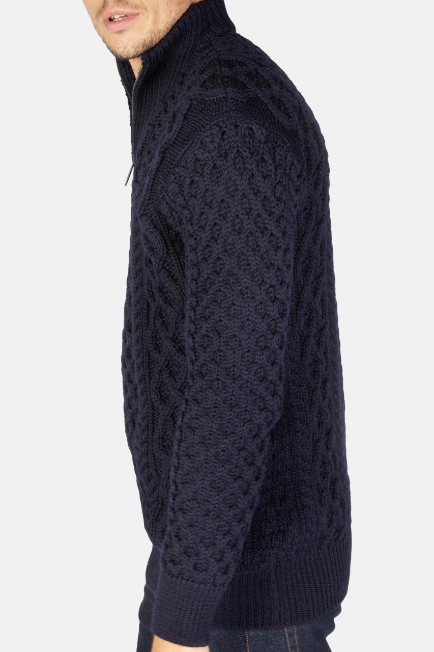 Männliches Model trägt einen blauen Pullover Herren von IrelandsEye  - Seitlich