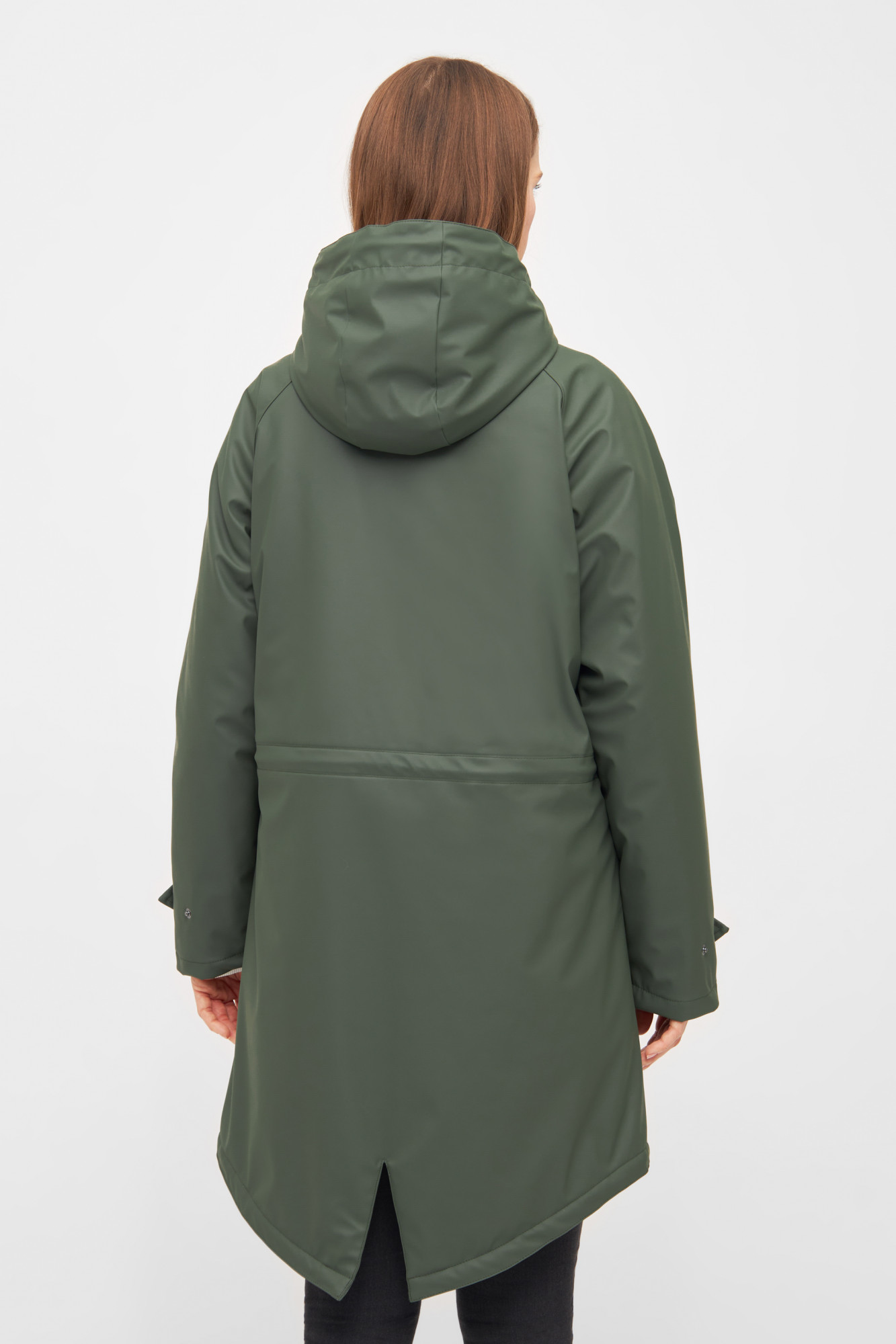 Model trägt eine oliv grünen Regenjacke Damen von derbe - Rückansicht