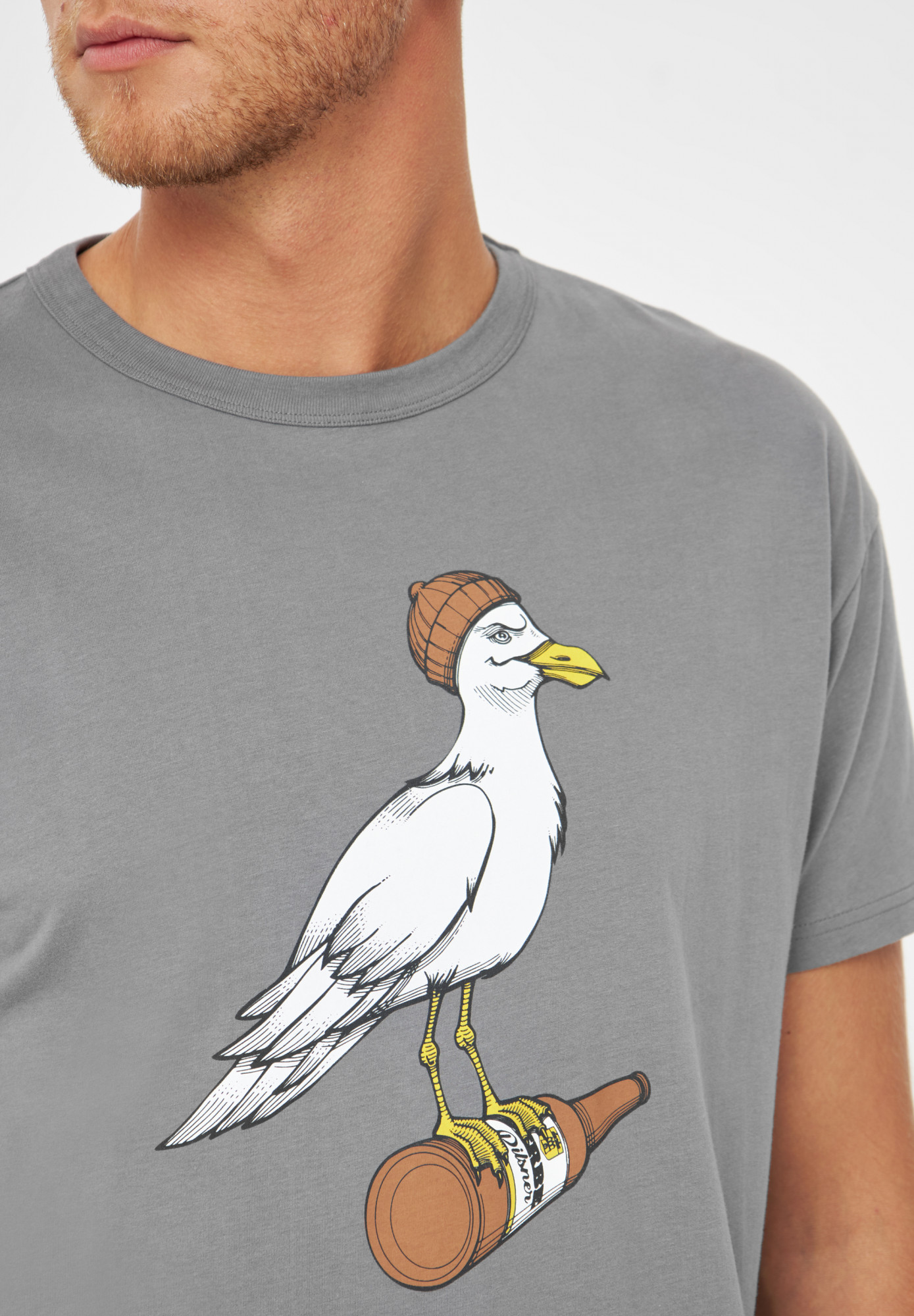 Mann trägt Herren T-Shirt
