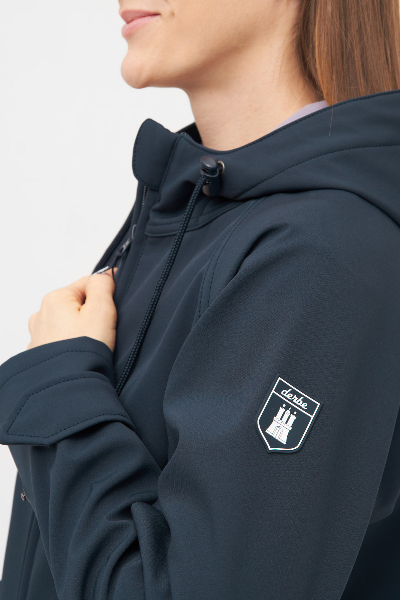Weibliches Model trägt Softshelljacke dunkelblau - Seitenansicht