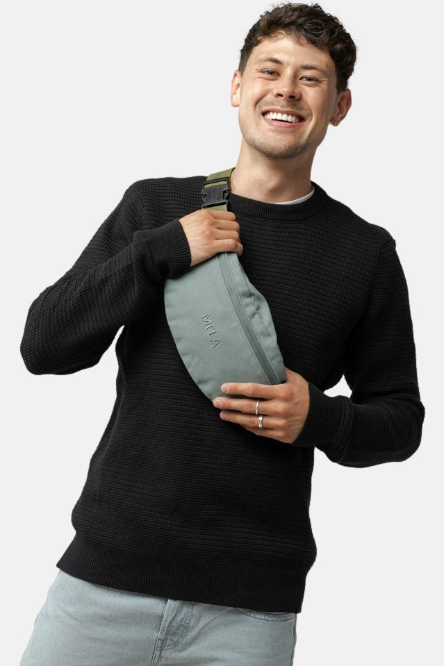Bauchtasche Petrol Bhavin von MELA - Männliches Model