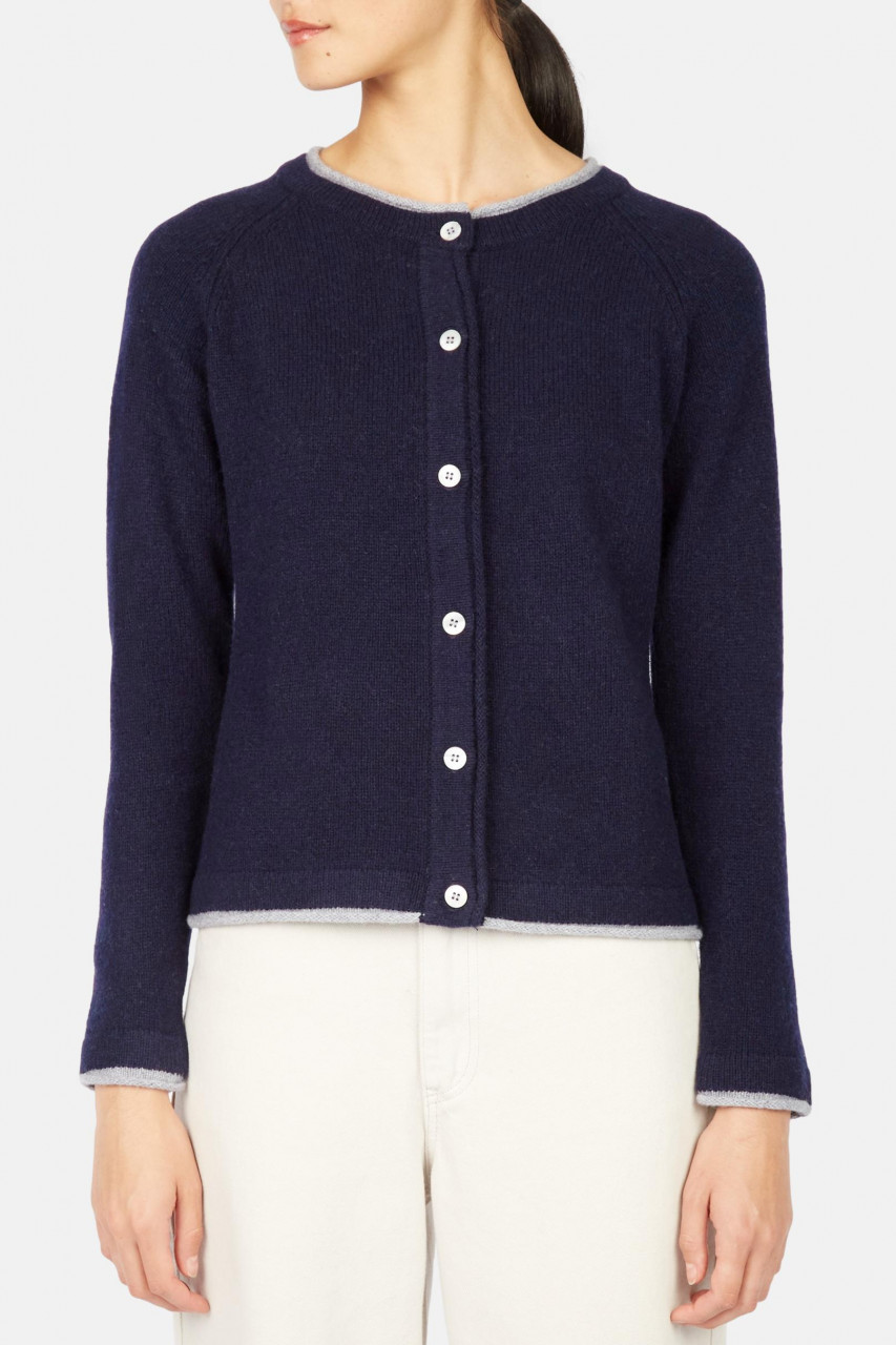 Model trägt Strickjacke Blau Killiney von IrelandsEye