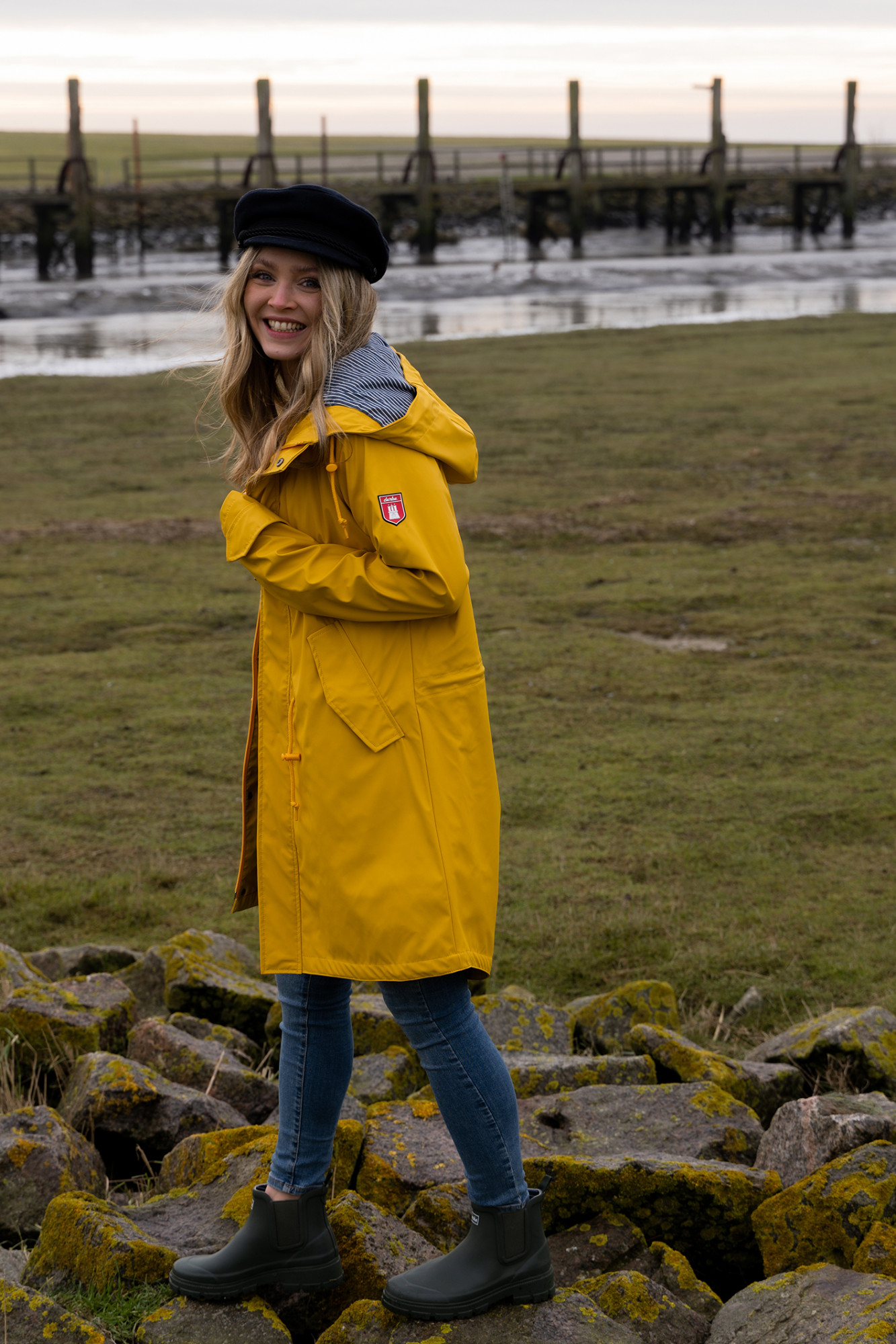 Regenjacke gelb - Model-Foto Outdoor Mood-Bild - Seitenansicht - 6